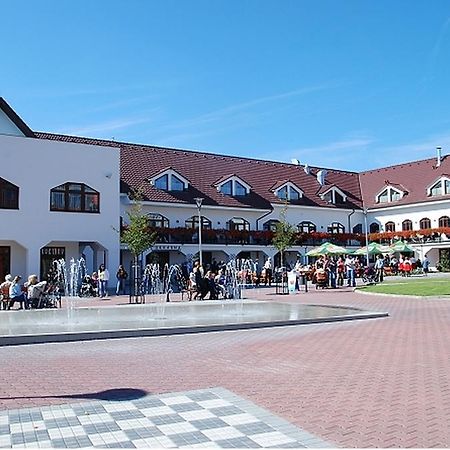 Hotel Slunecni Dvur เบอร์โน ภายนอก รูปภาพ